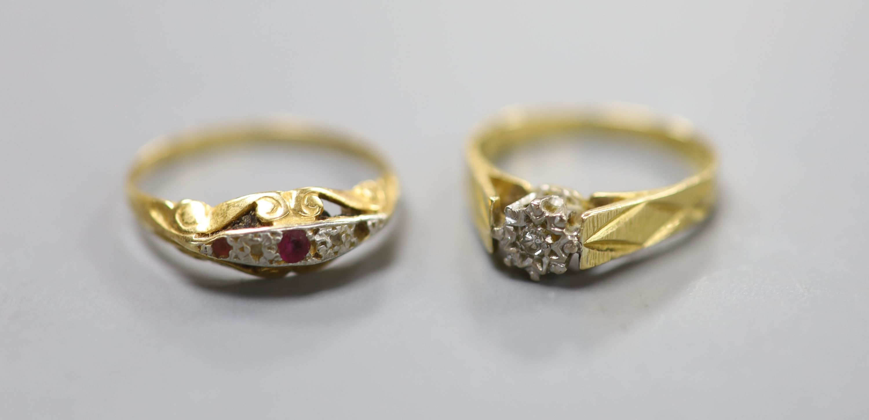 A modern 18ct gold and illusion set diamond ring and one other 18ct and gem set ring, gross weight 4.1 grams.